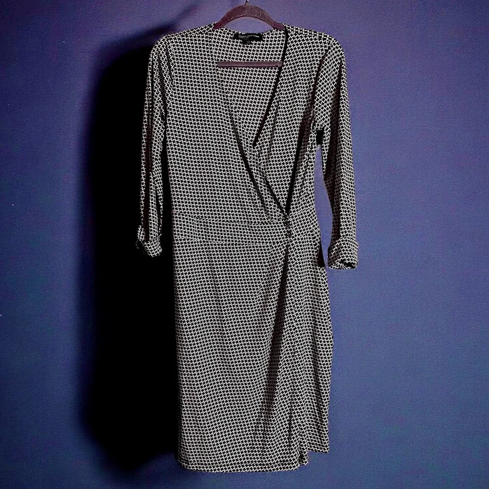 Jones New York - Black & White. Houndstooth Pattern. Jersey Wrap Dress. - Picture 1 of 9